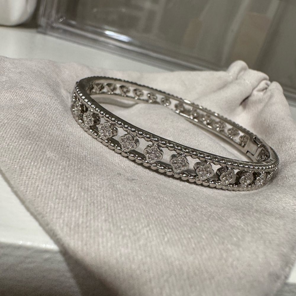 Elegant Silver Bracelet with Crystal Accents